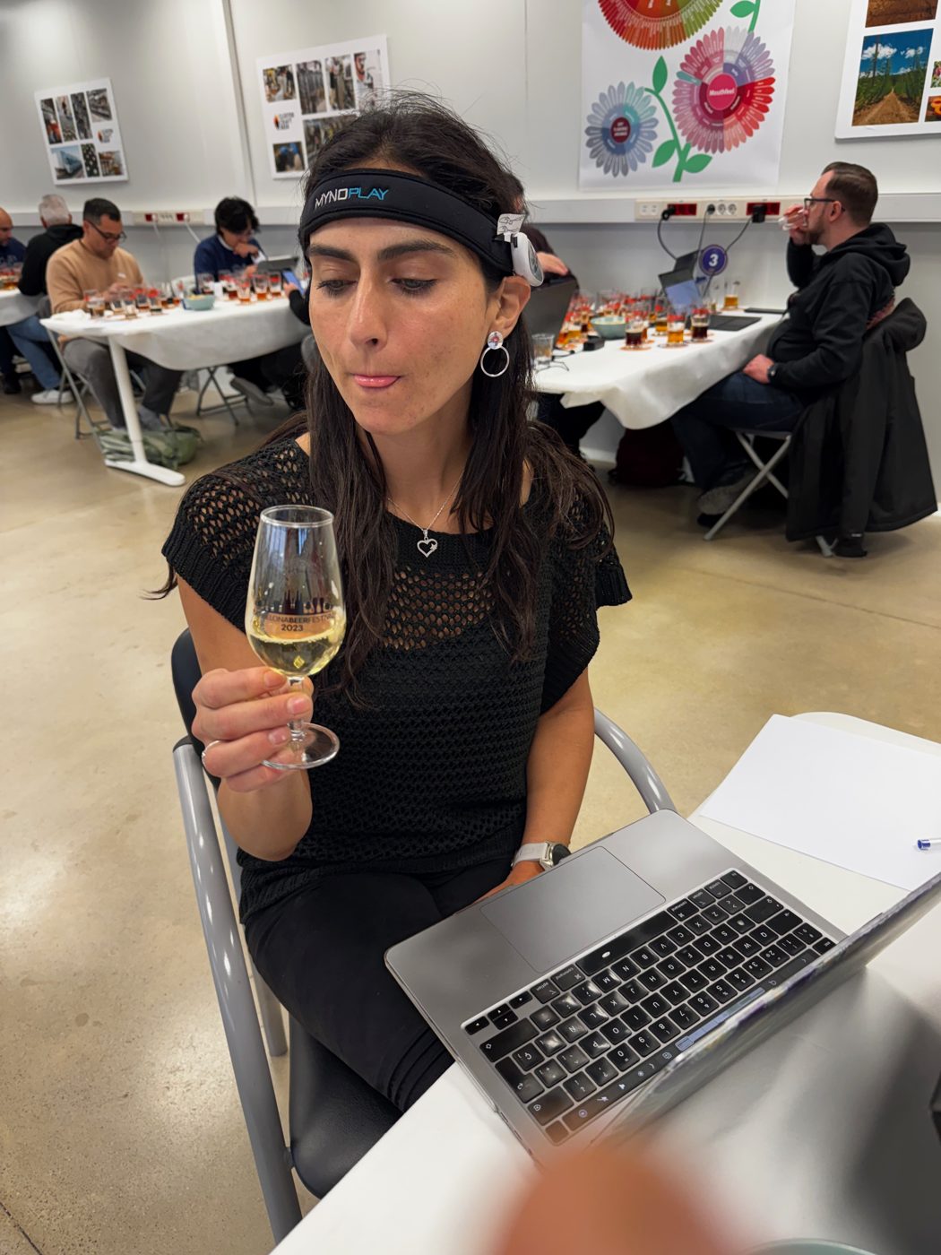 Victoria Lobos evaluando una bebida con sensor de actividad cerebral